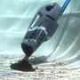 Ручной пылесос WaterTech Pool Blaster «Max HD». Автономный очиститель дна и стенок бассейна на батарейках
